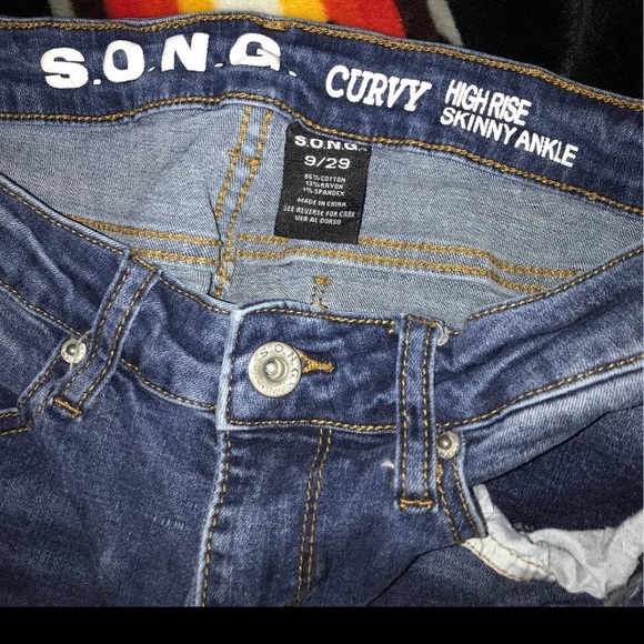 Size 9 ripped woman’s skinny jeans - Picture 3 of 4